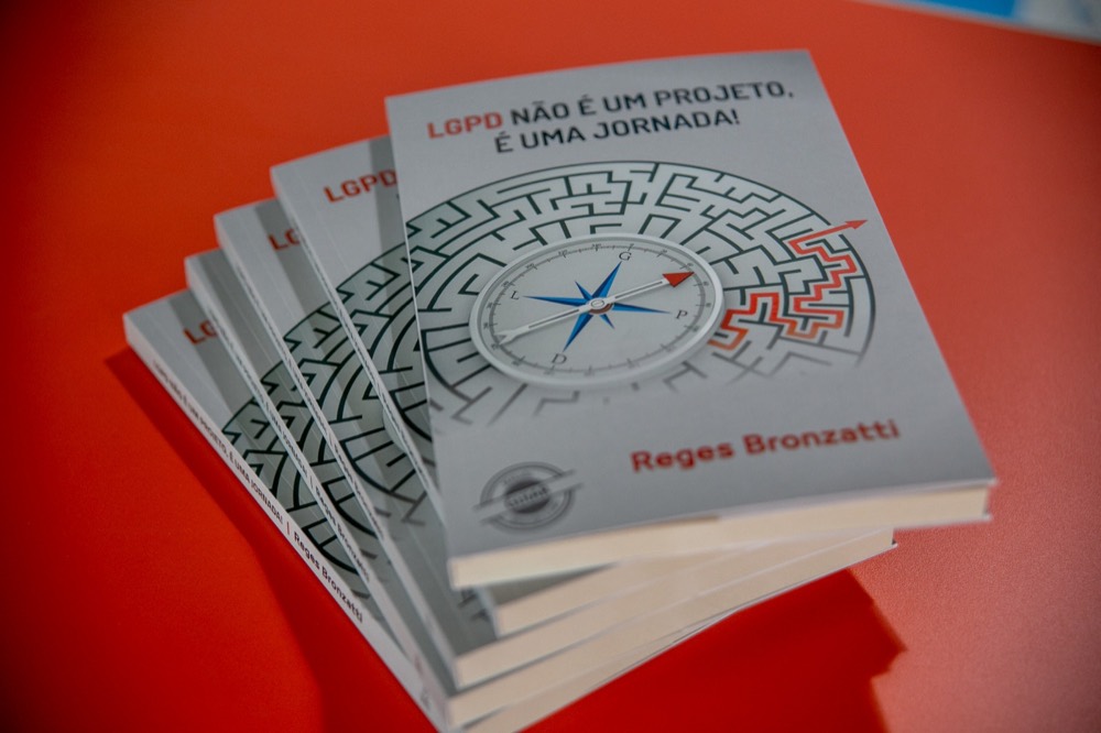 Exemplares do livro abertos em leque
